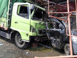 Rem Blong, Truk Muatan Gandum Tabrak 6 Kendaraan di Brebes