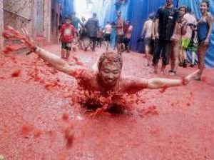 Foto: Saat Ribuan Orang Perang Tomat