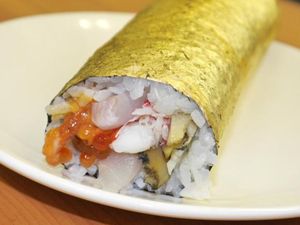 Kreasi Sushi Unik Rasa Cheese Burger, Pisang, hingga Lapisan Emas (2) Kreasi Sushi Unik Rasa Cheese Burger, Pisang, hingga Lapisan Emas (2)