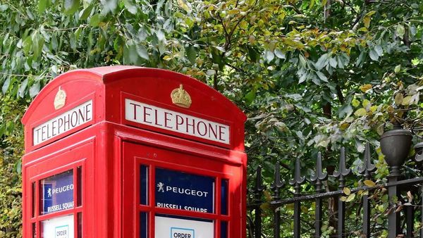 Unik, Boks Telepon Umum Jadi Diler Mobil