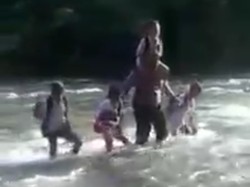 Salut, Polisi Bantu Bocah SD Seberangi Sungai di Gorontalo