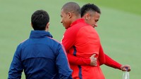 Setelah mendatangkan Neymar dan Mbappe, PSG berpotensi memiliki trio MNC di lini depan. Mbappe - Neymar - Cavani. Foto: Charles Platiau/Reuters