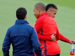 Setelah mendatangkan Neymar dan Mbappe, PSG berpotensi memiliki trio MNC di lini depan. Mbappe - Neymar - Cavani. Foto: Charles Platiau/Reuters