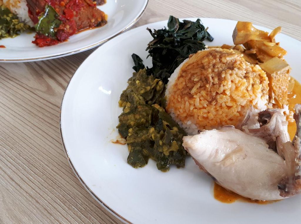 Sepakat Sentosa: Nikmatnya Nasi Padang dari Beras Organik dengan Lauk Ayam Pop
