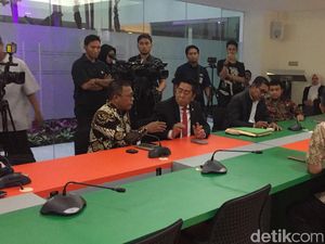 Jimly Harap Hubungan DPR Vs KPK Diredakan Jimly Harap Hubungan DPR Vs KPK Diredakan