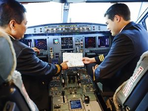Penasaran Berapa Sih Gaji Pilot? Cek di Sini Penasaran Berapa Sih Gaji Pilot? Cek di Sini