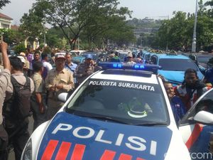 Massa Aksi Sopir Taksi di Semarang Hadang Mobil, Polisi Turun Tangan