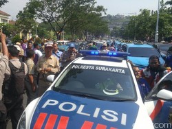 Massa Aksi Sopir Taksi di Semarang Hadang Mobil, Polisi Turun Tangan