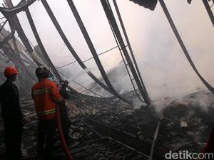 Momen Ashanty Kunjungi Posko Pengungsian di Pasar Gembrong Momen Ashanty Kunjungi Posko Pengungsian di Pasar Gembrong