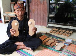Ini Souvenir Khas dari Kampung Adat Cikondang