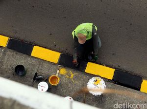 Dicat Ulang, Pembatas Jalan di Tol JORR Jati Asih Jadi Cerah