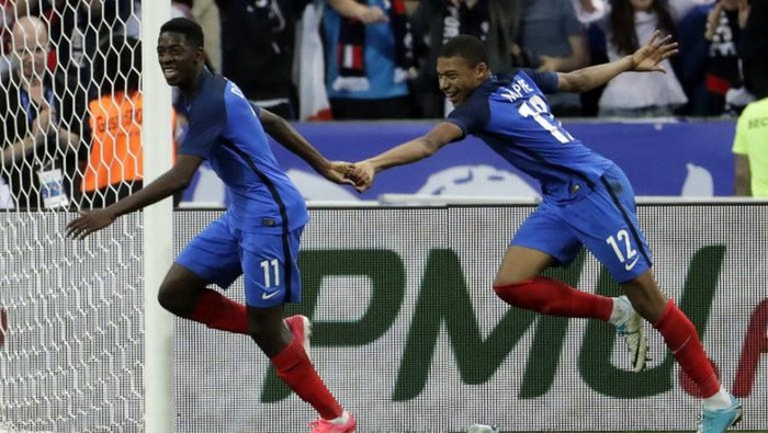 Frances forward Ousmane Dembele (L) celebrates with teammate midfielder Kylian Mbappe after scoring during the international friendly football match between France and England at The Stade de France Stadium in Saint-Denis near Paris on June 13, 2017.                 / AFP PHOTO / Thomas SAMSON