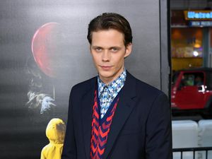 Teror Bill Skarsgard Sebagai Badut Pennywise The Dancing Clown Teror Bill Skarsgard Sebagai Badut Pennywise The Dancing Clown
