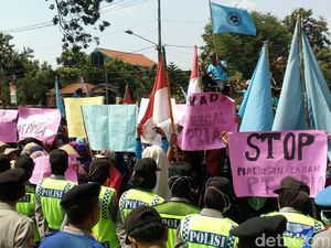 Ratusan Ibu-ibu Tuntut Penutupan Pabrik Limbah B3 di Mojokerto