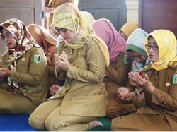 Sambil Menangis, Bupati Chusnunia Kutuk Kekerasan Etnis Rohingya