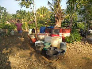 Warga Trenggalek Rela Antre Berjam-jam Demi Air