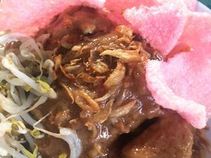 Habis Olahraga Enaknya Jajan Kupat Tahu yang Sedap Kayak Netizen Ini