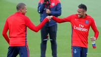 PSG melakukan transfer gila-gilaan di bursa transfer musim panas ini. Les Parisiens mendatangkan Neymar dari Barcelona dan Kylian Mbappe dari AS Monaco. Foto: Charles Platiau/Reuters
