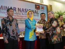 Wali Kota Airin Terima Penghargaan dari UGM