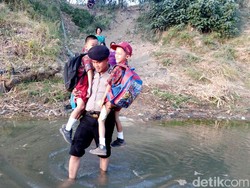 Aksi Polisi Cirebon Terobos Sungai Sambil Gendong Siswa SD