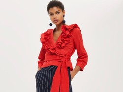 5 Atasan Merah Menggoda untuk Kencan Hingga Wawancara Kerja