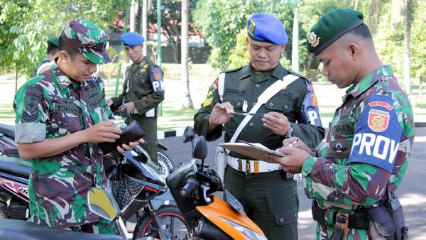 Prajurit Kostrad dari Pemeriksaan Kendaraan Hingga Perpus Keliling
