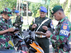 Prajurit Kostrad dari Pemeriksaan Kendaraan Hingga Perpus Keliling