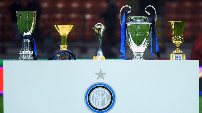 Inter Milan MILAN, ITALY - JANUARY 06: The five trophies (L-R) the Supercoppa Italiana, the Scudetto trophy, the FIFA Club World Cup trophy, the Champions League trophy and the Coppa Italia won by Inter are displayed before the Serie A match between FC Internazionale Milano and SSC Napoli at Stadio Giuseppe Meazza on January 6, 2011 in Milan, Italy. (Photo by Valerio Pennicino/Getty Images)