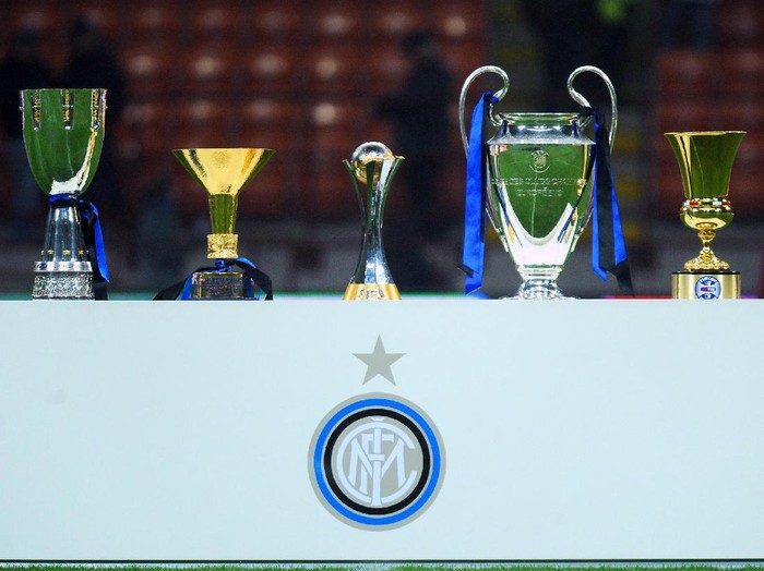 MILAN, ITALY - JANUARY 06:  The five trophies (L-R) the Supercoppa Italiana, the Scudetto trophy, the FIFA Club World Cup trophy, the Champions League trophy and the Coppa Italia won by Inter are displayed before the Serie A match between FC Internazionale Milano and SSC Napoli at Stadio Giuseppe Meazza on January 6, 2011 in Milan, Italy.  (Photo by Valerio Pennicino/Getty Images)