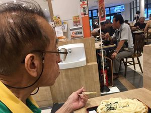 Alasan Romantis Pria Pakai Kaus Sama Selama 20 Tahun Ini Jadi Viral