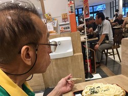 Alasan Romantis Pria Pakai Kaus Sama Selama 20 Tahun Ini Jadi Viral