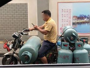 Nekat, Main HP Sambil Kendarai Motor dan Bawa 7 Tabung Gas