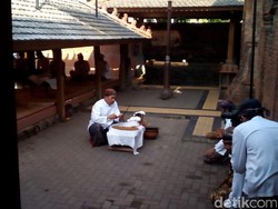 Melihat Sakralnya Ritual Penjamasan Keris Sunan Kudus