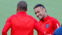 Neymar dan Mbappe bertemu dalam sesi latihan di Centre Ooredoo, Saint Germain-en-Laye, Rabu (6/9/2017). Foto: Charles Platiau/Reuters