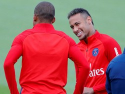 Neymar dan Mbappe bertemu dalam sesi latihan di Centre Ooredoo, Saint Germain-en-Laye, Rabu (6/9/2017). Foto: Charles Platiau/Reuters