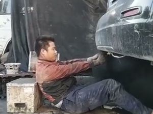 Mekanik Ini Kasihan Deh, Lagi Servis Mobil Malah Disembur Asap Hitam