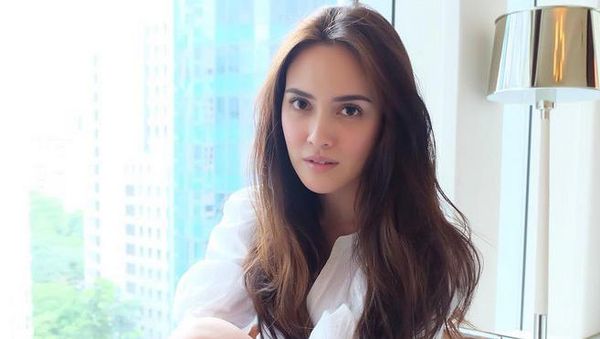 Pose Menggoda Shandy Aulia