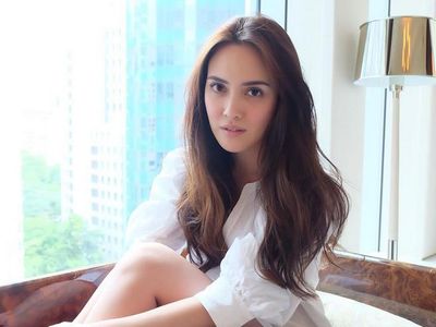 Pose Menggoda Shandy Aulia