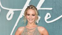 Foto: Penampilan Menggoda Jennifer Lawrence Pakai Gaun Jaring di London