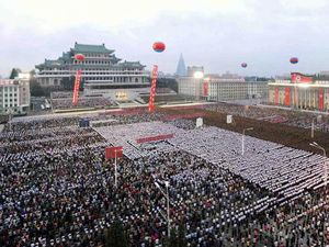 Ratusan Ribu Warga Korut Apel Bersama Hadapi AS Ratusan Ribu Warga Korut Apel Bersama Hadapi AS