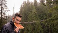 Foto: Pria Ganteng yang Selalu Makan Pizza Saat Traveling