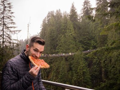 Foto: Pria Ganteng yang Selalu Makan Pizza Saat Traveling