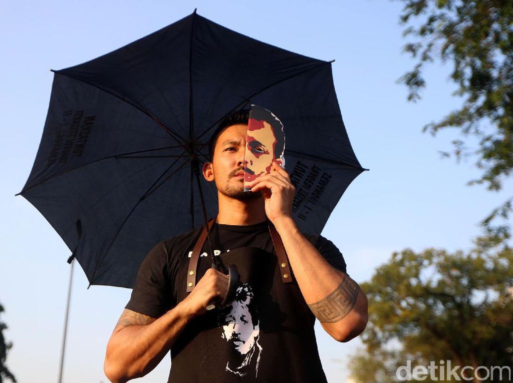 Rio Dewanto Bagikan 200 Gelas Kopi di Aksi Demo Munir