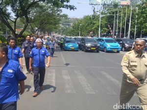 Ratusan Sopir Taksi Gelar Aksi di Semarang Soal Angkutan Online