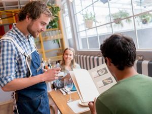 Ditanya Sertifikat Vaksin, 3 Turis Marah dan Tonjok Pelayan Restoran