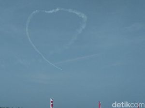 Atraksi Pesawat Cessna Pukau Warga di Wisuda Perwira Transportasi