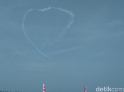 Atraksi Pesawat Cessna Pukau Warga di Wisuda Perwira Transportasi