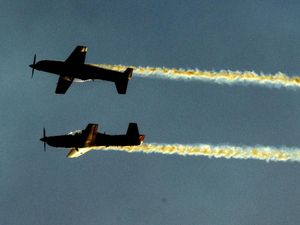 Detik-detik Mencekam Dua Pesawat Tabrakan di Atraksi Dallas Airshow Detik-detik Mencekam Dua Pesawat Tabrakan di Atraksi Dallas Airshow