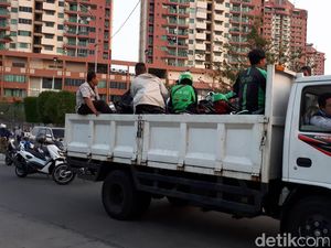 Razia Trotoar di Kemayoran, 15 Motor Ojek Online Diangkut Dishub Razia Trotoar di Kemayoran, 15 Motor Ojek Online Diangkut Dishub