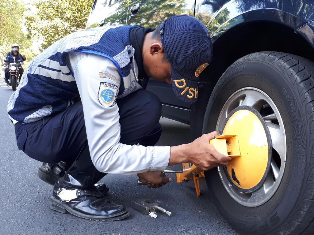 Video Perda No 5 Tahun 2014: Punya Mobil Wajib Punya Garasi Video Perda No 5 Tahun 2014: Punya Mobil Wajib Punya Garasi